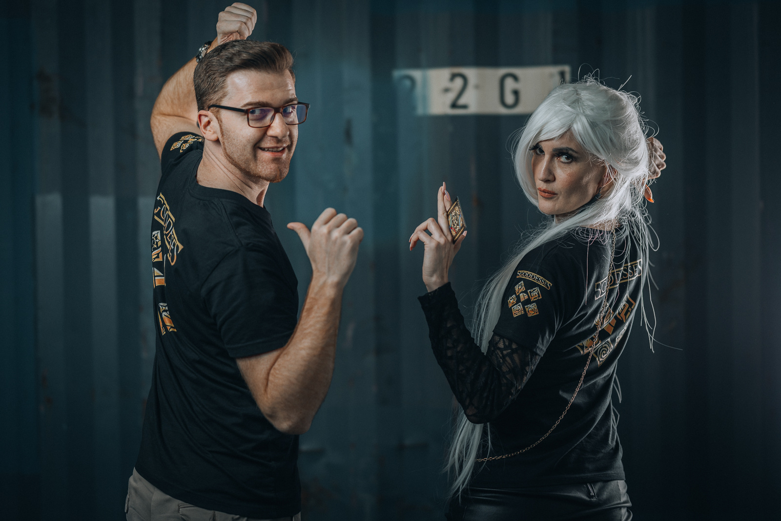 2022_Polaris_eosAndy_1C8A9386 5GODDESSES Kartenspiel mit Arthur King und Designsie Anna Pianka